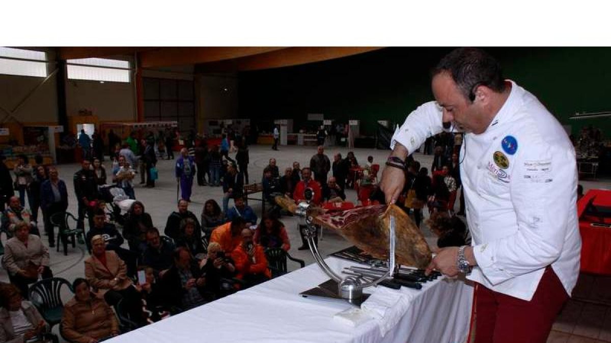 El campeón mundial de corte de jamón realizó una demostración y habló de la importacia de contar con buenas herramientas. CAMPOS