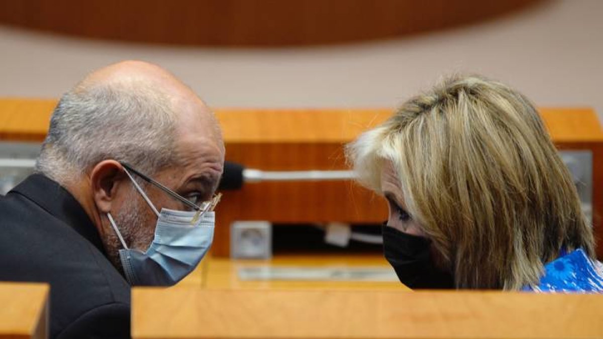 El vicepresidente y portavoz de la Junta de Castilla y León, Francisco Igea (i), conversa con la consejera de Sanidad, Verónica Casado (d). NACHO GALLEGO