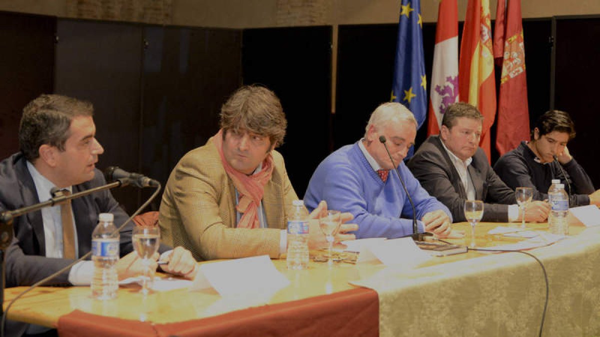 Estévez, Martín, Molero, Álvarez Sobrado y Adame, durante el coloquio del Círculo Taurino.
