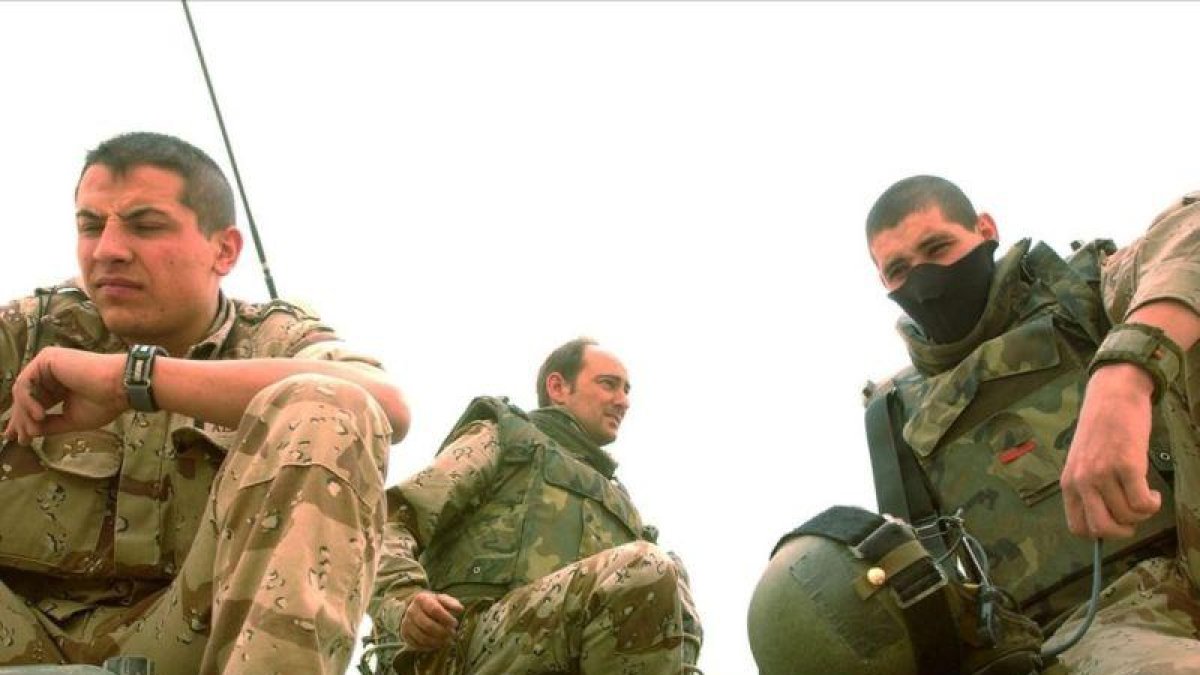 Soldados españoles en Najaf (Irak), el 17 de abril del 2004.