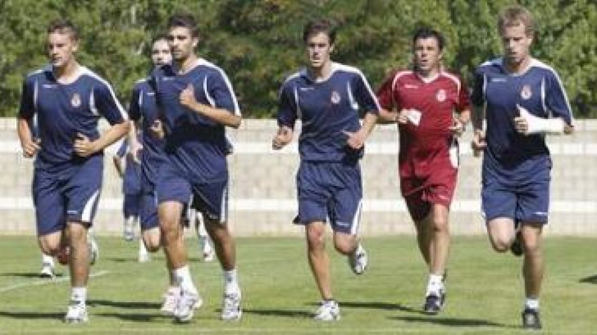 Varios jugadores del Cultural corren acompañados del nuevo entrenador del club leonés Luis Cembranos