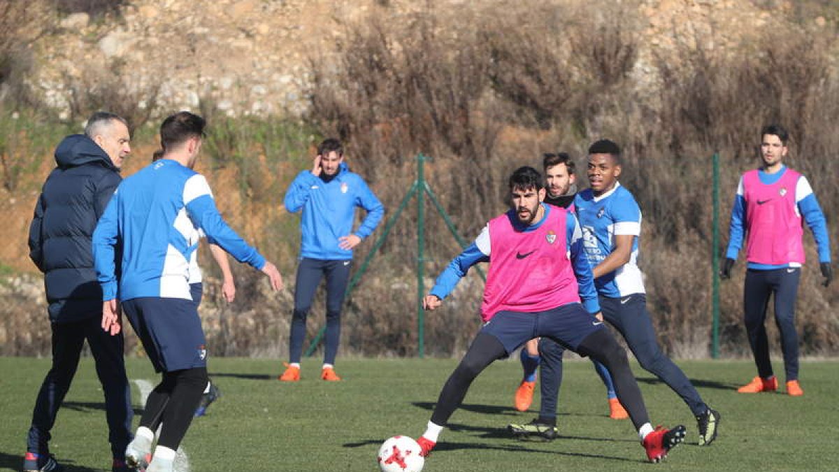 El equipo blanquiazul tratará de dar la sorpresa mañana ante el Artístico Navalcarnero. L. DE LA MATA