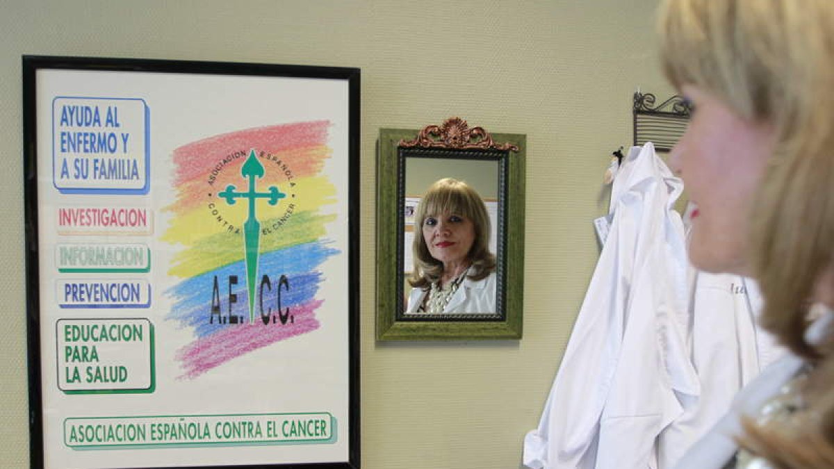Mary Celi Ramos, en el despacho que la Asociación Contra el Cáncer tiene en el Hospital de León.