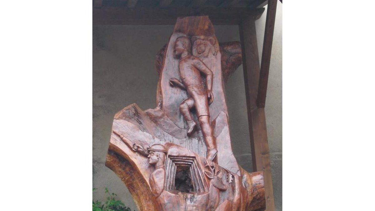 La talla se ha colocado en la plaza del pueblo.
