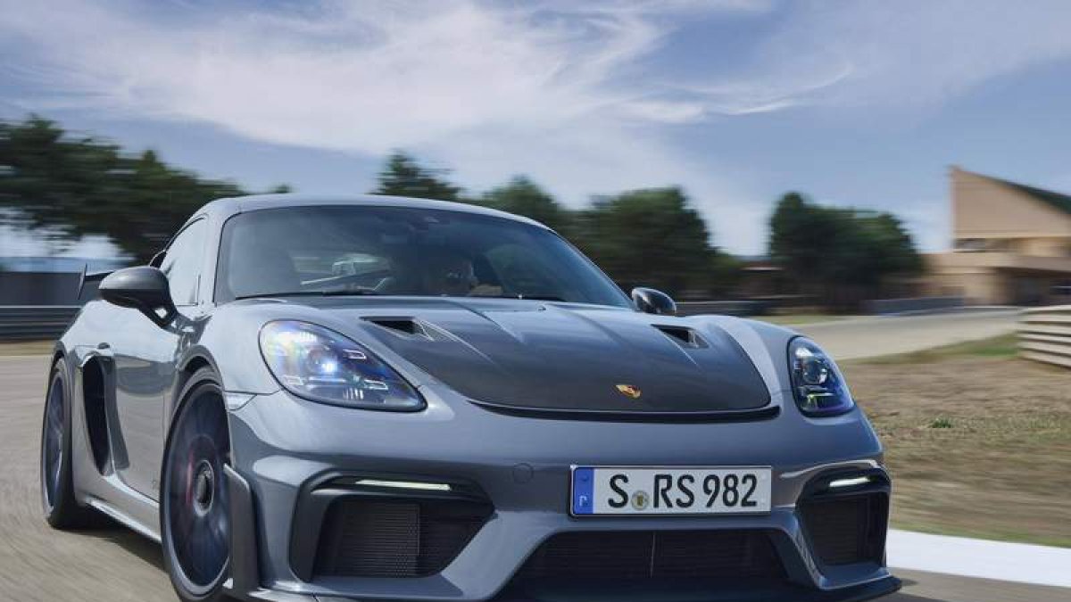 Porsche entrega el 718 Cayman GT4 RS Clubsport con la dotación necesaria para competir, desde la jaula antivuelco a los cinturones de 6 puntos; el asiento Recaro, las redes de seguridad, sistema de extinción de incendios y tres gatos neumáticos incorporados para el cambio rápido de ruedas en carrera. PRSCH