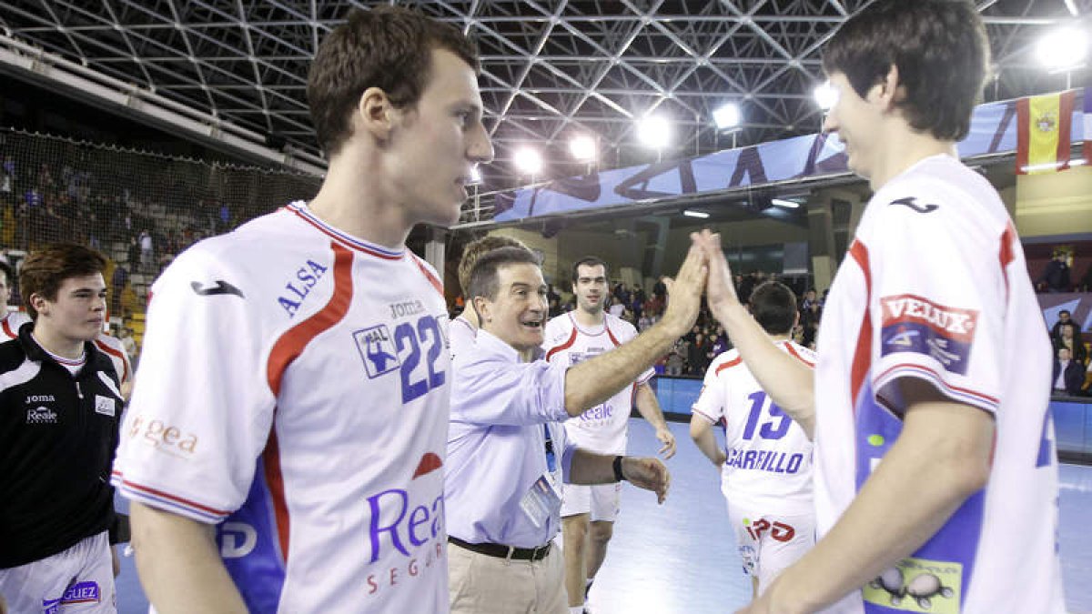 Cadenas se saluda feliz al finalizar el partido con el ruso Tatarintsev.