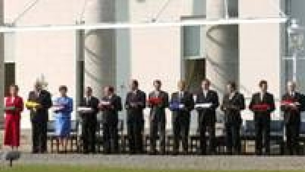 Los presidentes de la nueva Europa sujetando las banderas de su país tras la ceremonia de ampliación