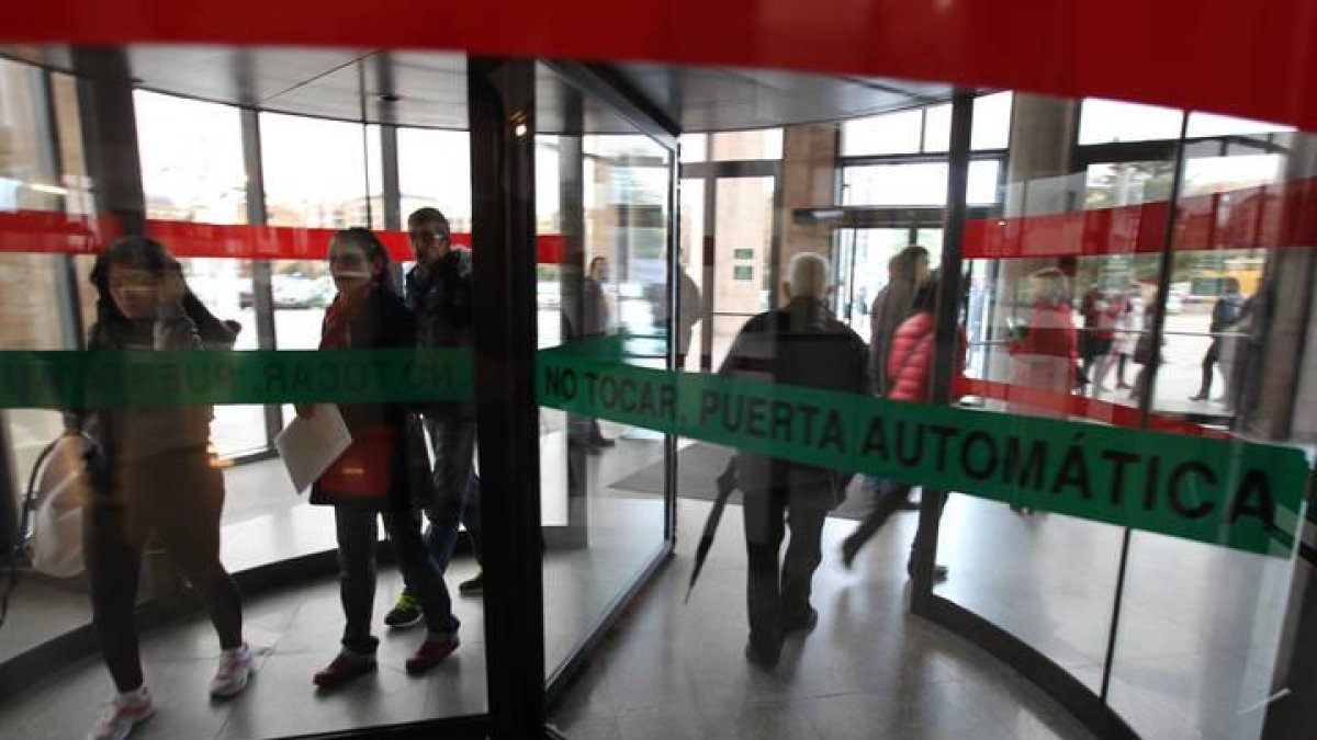 Entrada a la sede de la Junta en León.