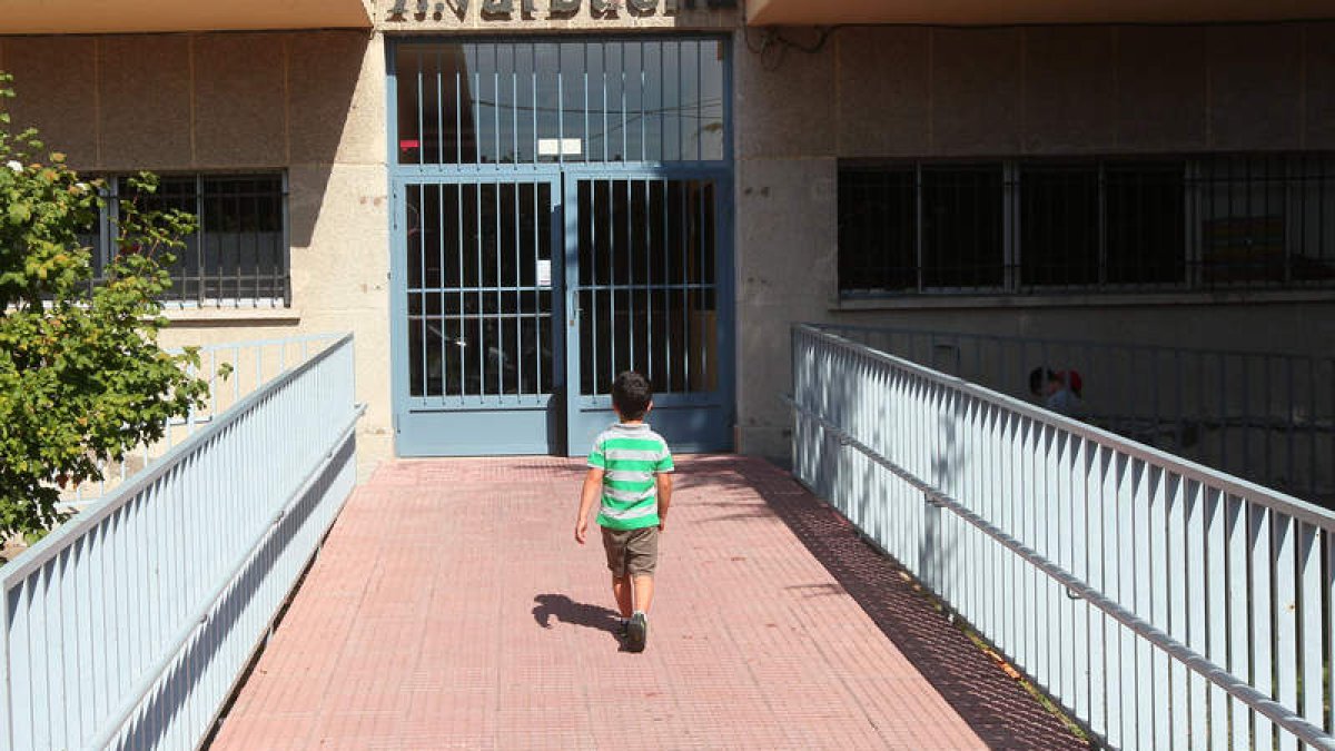 Un niño se dispone a entrar en el colegio, en una imagen de archivo.