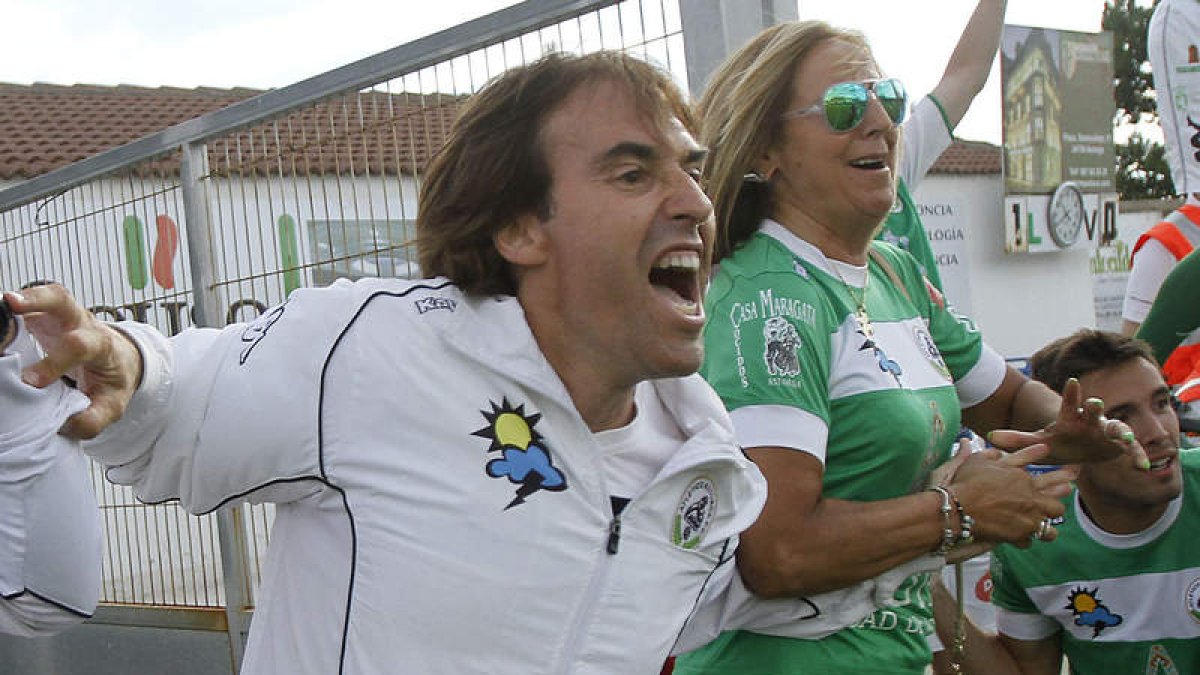 El entrenador Carlos Tornadijo grita de alegría junto a la presidenta Sagrario González por subir a Segunda División B.