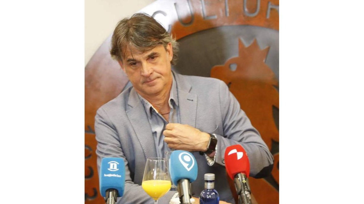 El ya exdirector deportivo de la Cultural Ricardo Pozo, en el desayuno informativo ofrecido ayer. RAMIRO