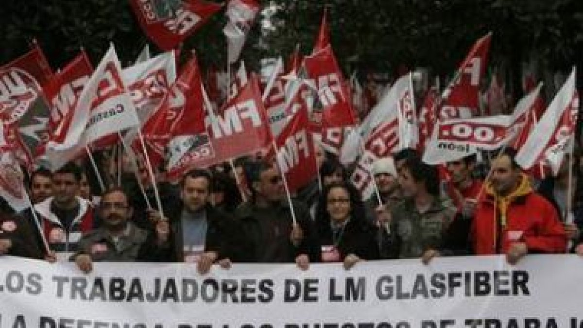 Manifestación de trabajadores de la eólica LM con motivo del primer ERE en la empresa.