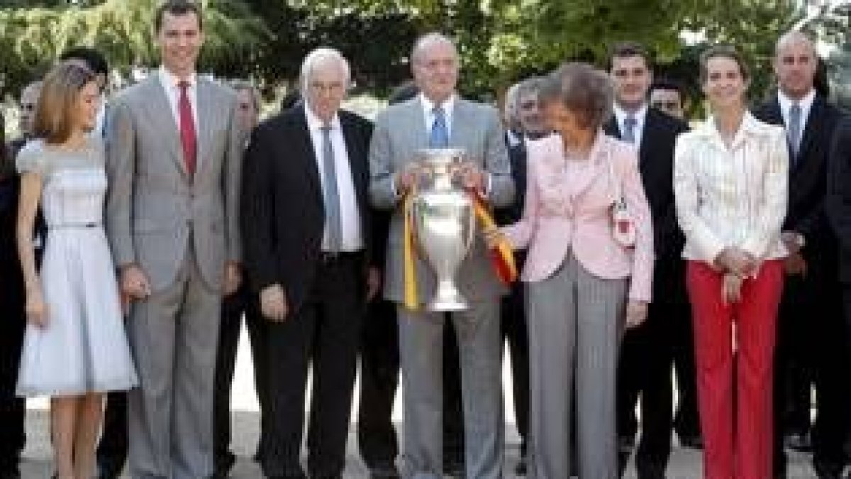 La Reina mira la copa, el Rey abraza a Senna y charla con Fernando Torres