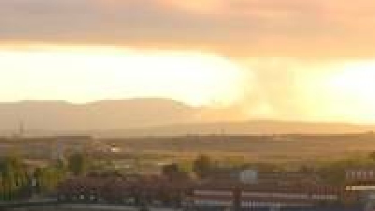 El humo producido por el incendio era visible a última hora de la tarde desde la muralla de Astorga