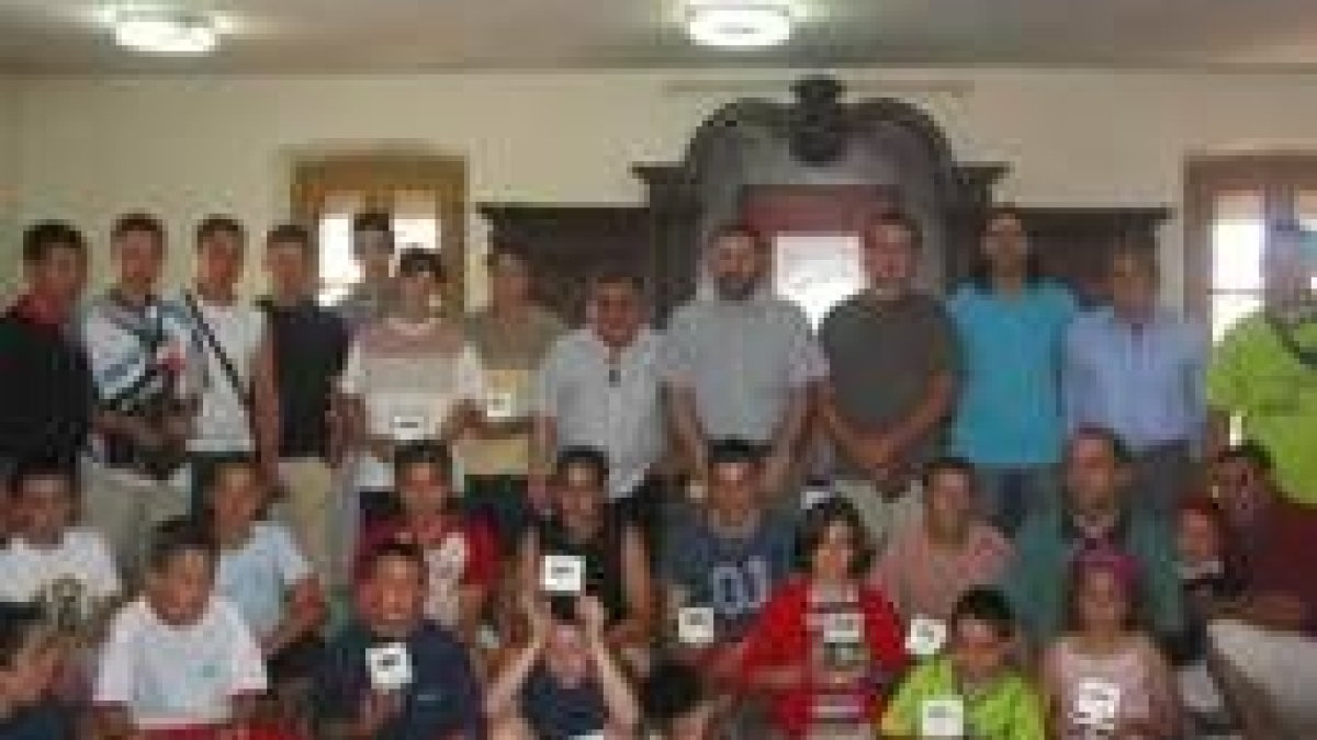 Los miembros de club San Guilermo recibieron una medalla en recuerdo a la liga ganada