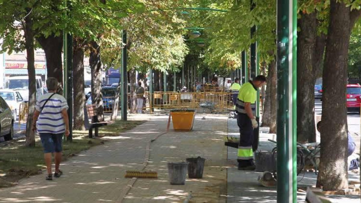 Aspecto que presentaban ayer las obras del bulevar de José Aguado.