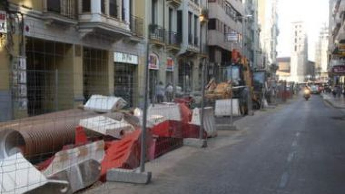 Paso estrecho por la calle Padre Isla, a la altura de las obras del tranvía paralizadas.