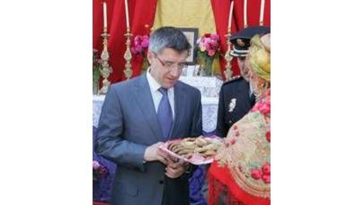 El alcalde Francisco Fernández, delante del altar de San Juan
