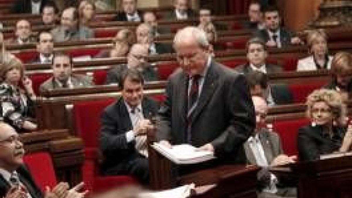 Montilla vuelve a su escaño tras su intervención en el pleno