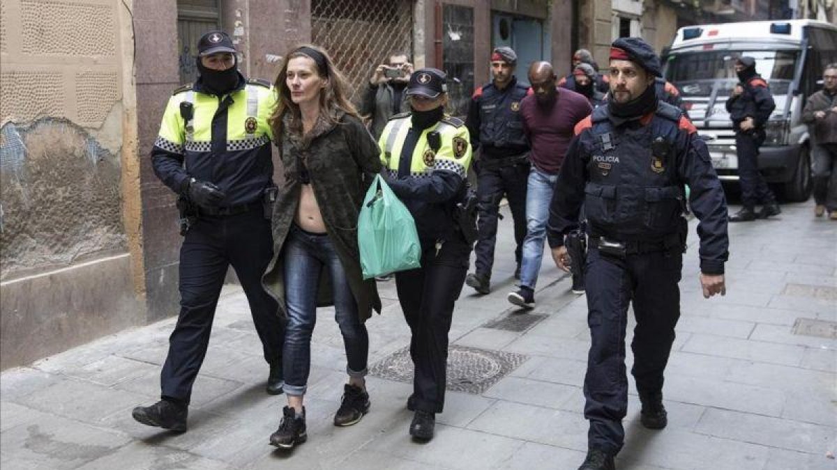 Los Mossos dEsquadra acompañan a dos detenidos en la operación Bacar, el pasado 29 de octubre.