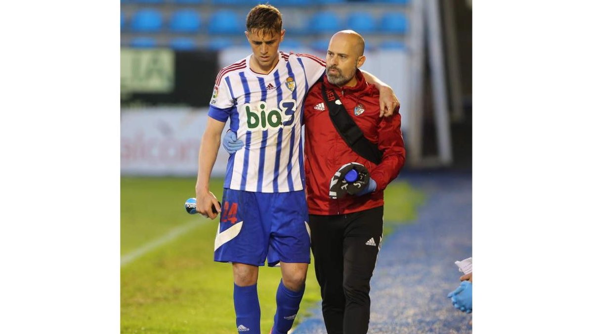 Raillo abandonó el campo visiblemente mareado. L. DE LA MATA