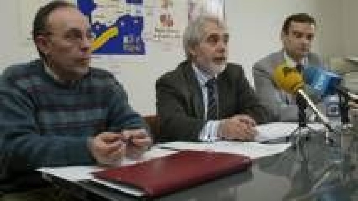 Representantes de Uscal en la presentación en León de los datos de la encuesta