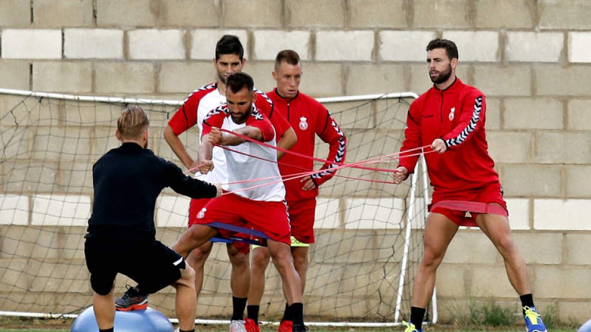 Rodri, a la derecha, durante el entrenamiento de ayer. MARCIANO