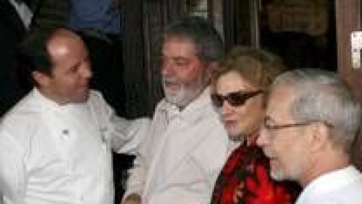 Lula y su esposa, a la salida del restaurante Cándido