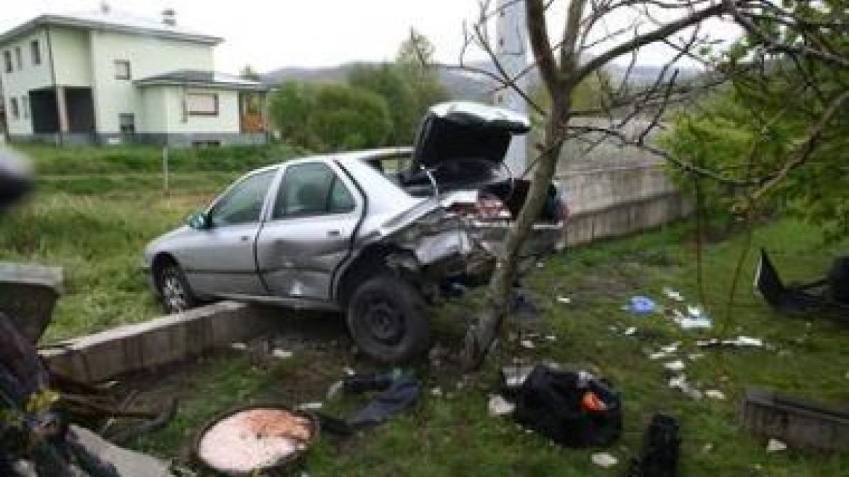 Tras el golpe, el Peugeot 406 acabó atravesado en una finca, con un golpe lateral