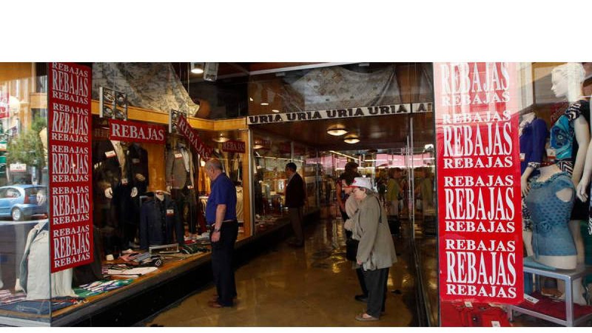 Algunos establecimientos del centro ya han adelantado la apertura de la campaña de rebajas y la mayoría ofrecerá importantes descuentos de verano en la semana previa al comienzo tradicional el 1 de julio.