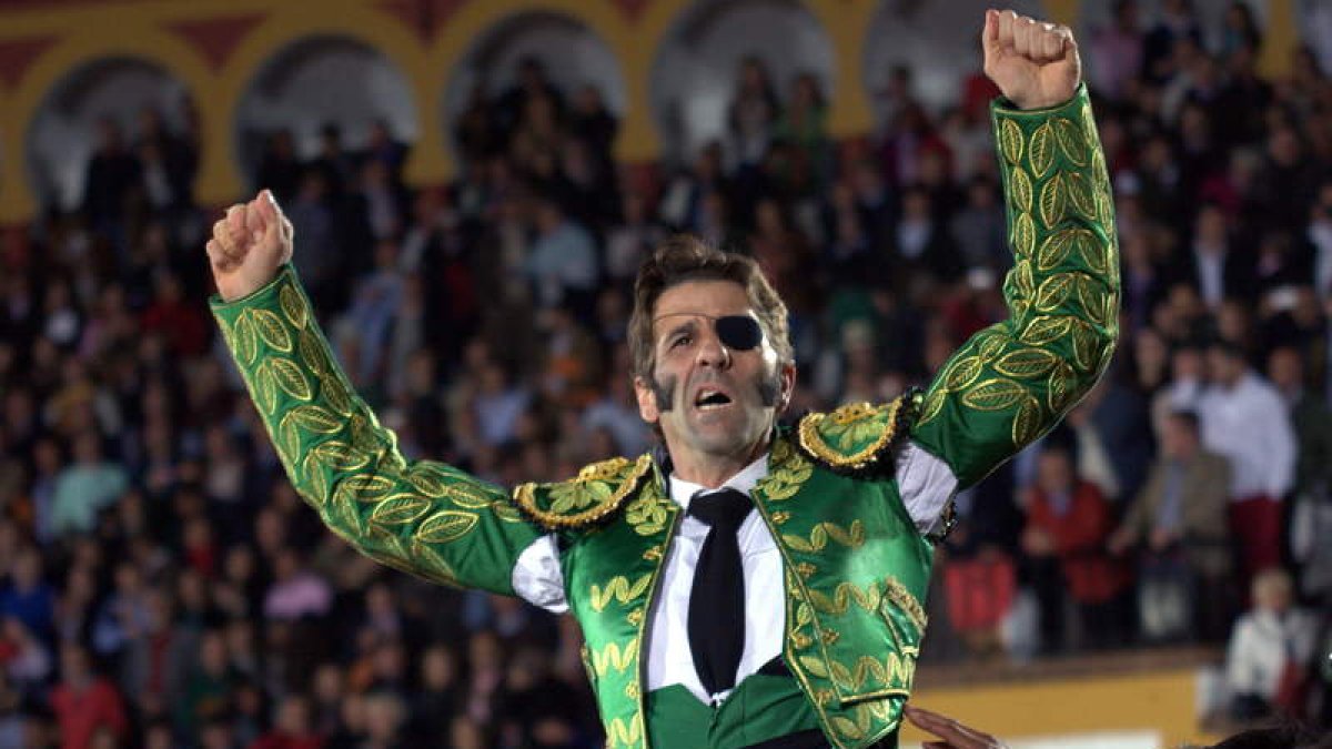 Padilla saldrá de la plaza vestido de luces para hacer el saque de honor en el campo de fútbol.