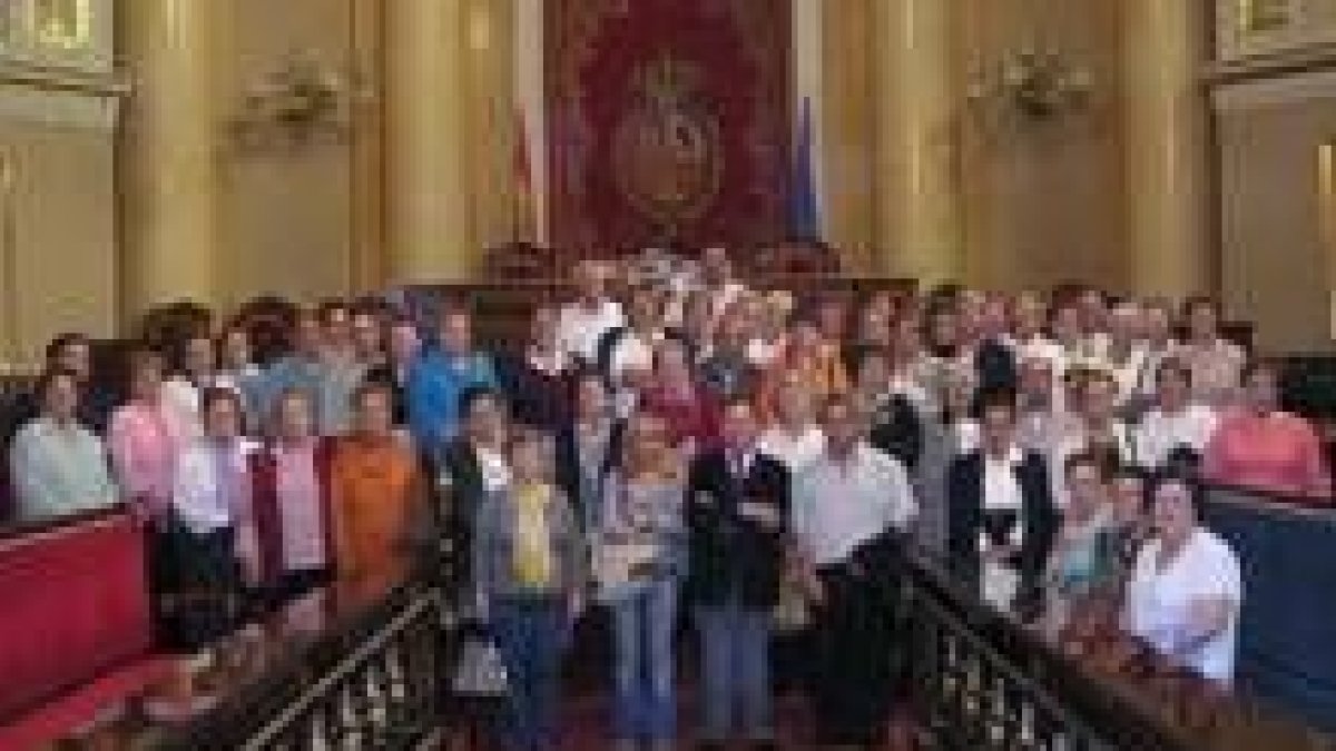La Asociación de Amas de Casa de Sabero, en el Senado, durante la visita de ayer