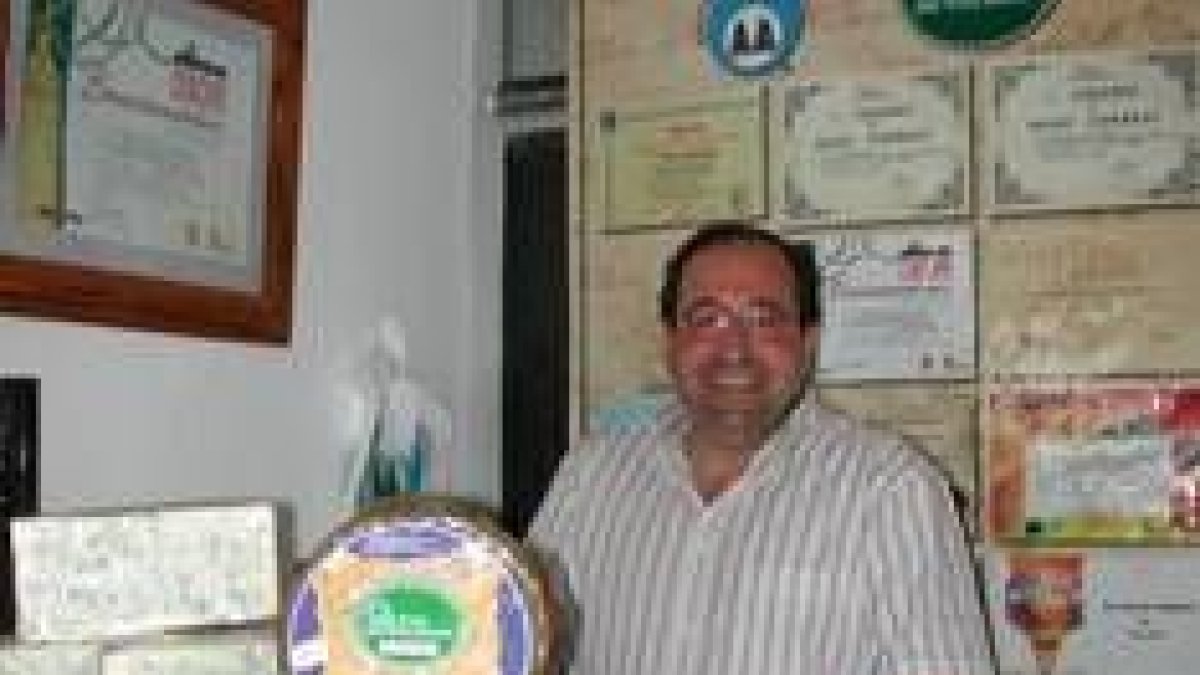 Javier Alonso muestra uno de los ejemplares galardonados por segundo año, en una imagen de archivo