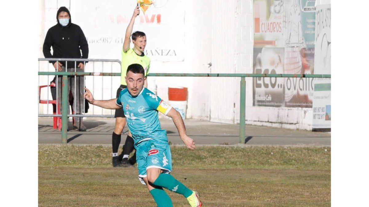 Diego Peláez fue un incordio para la zaga abulense. MARCIANO PÉREZ