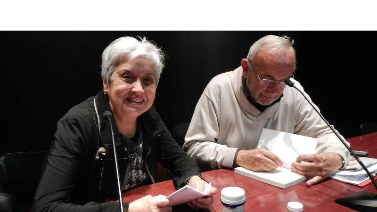 Beatriz Gallego y Ximo, al inicio de la conferencia de Cáritas.