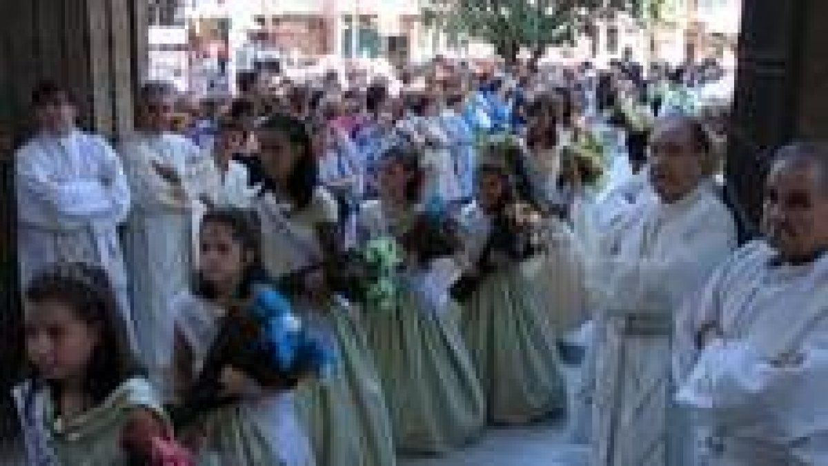Las reinas y sus damas, antes de entregar sus ramos de flores, en el atrio de Santa María