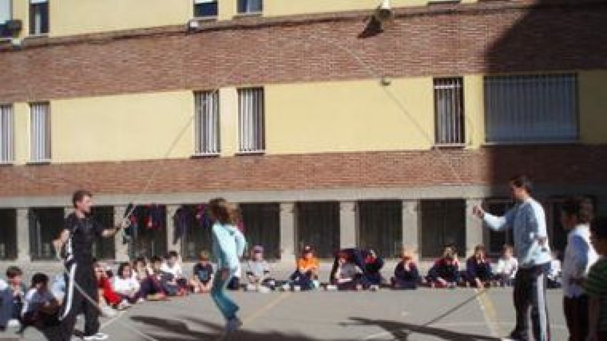 Una alumna compite en la modalidad de comba doble