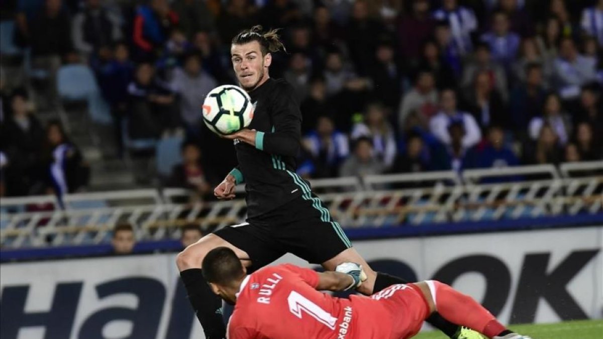 Bale pica el balón ante Rulli para marcar el tercer gol del Madrid en Anoeta.