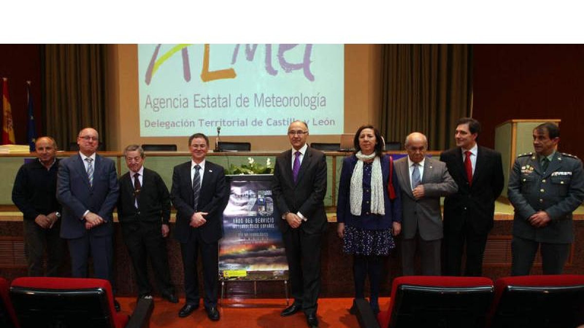 Ruiz Medrano y Pablo Ortiz, junto a los colaboradores homenajeados.