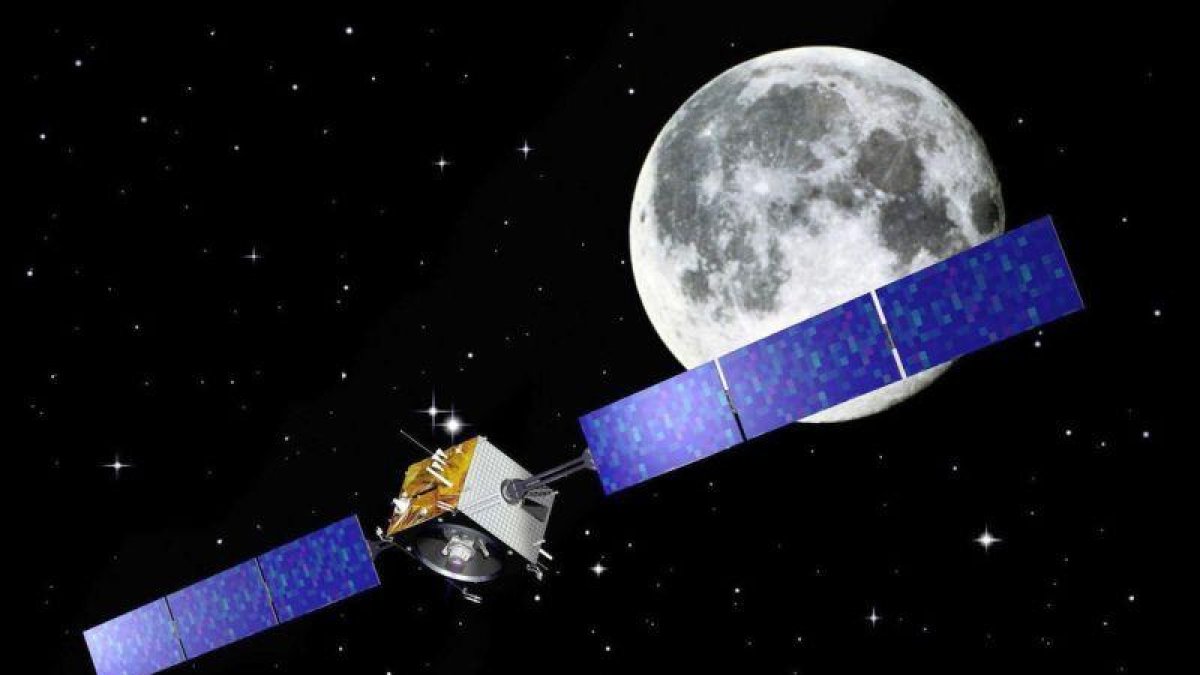 Imagen del explorador 'Smart 1' orbitando alrededor de la luna.
