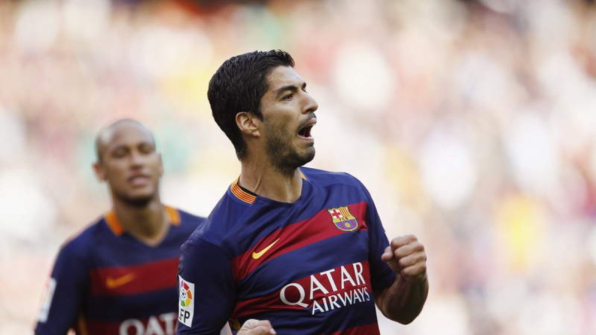 Luis Suárez, con Neymar detrás, celebra uno de sus dos goles ante Las Palmas.