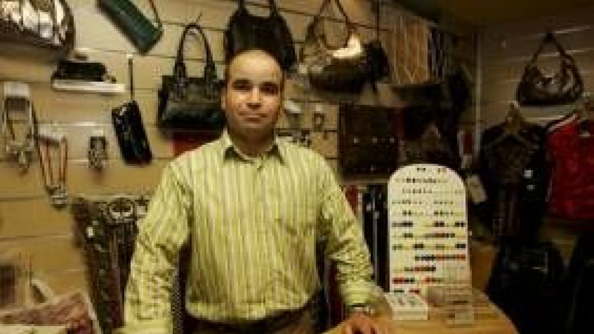 Abdenabi Frigy posa en el mostrador de su tienda en Ponferrada