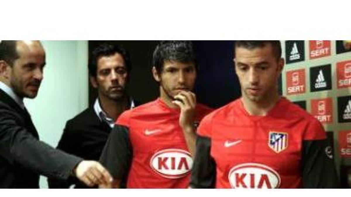 Sánchez Flórez, Kun y Sabrosa, ayer en Barcelona.