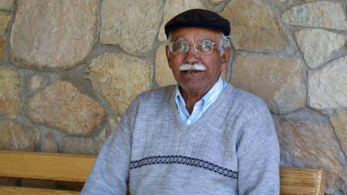 Arriba, Benigno García, y debajo, su nieta Adriana, autora del trabajo ‘Toponimia de Montrondo’.