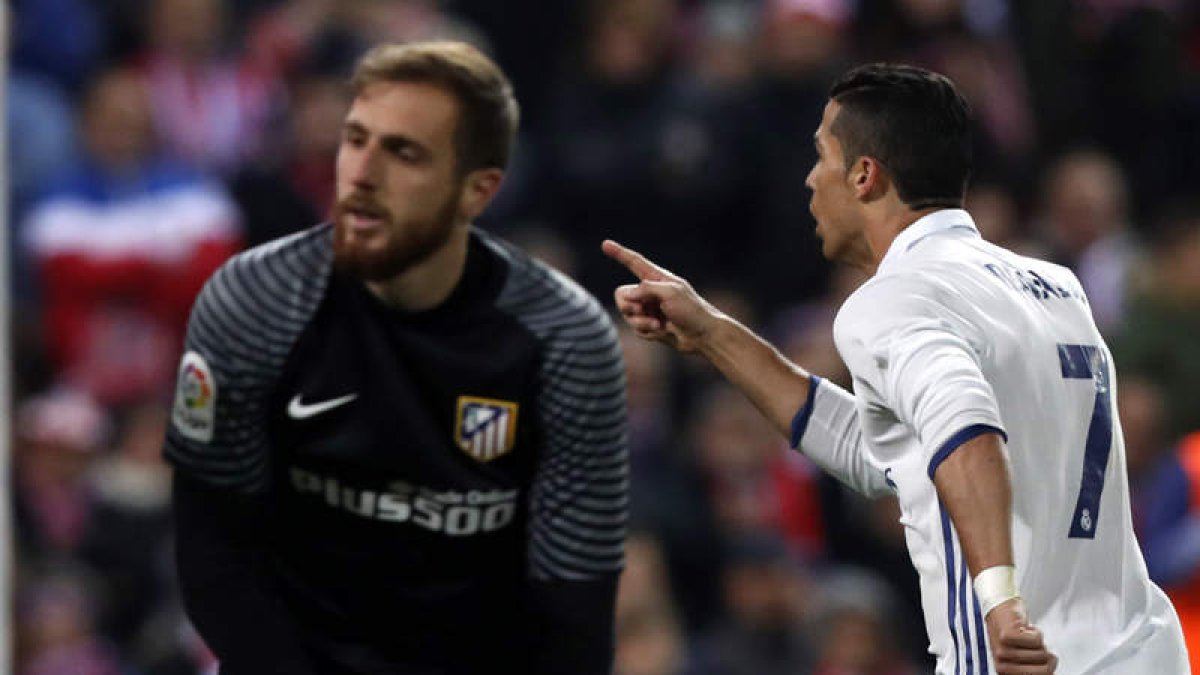 Oblak frente a Cristiano Ronaldo, uno de los muchos duelos que se vivirán en el derbi. CHEMA MOYA