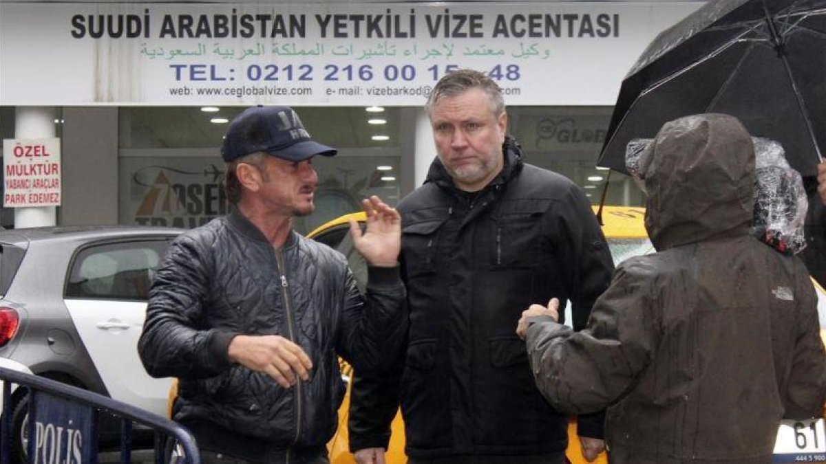 Sean Penn, en las calles de Estabul, con el equipo de grabación.