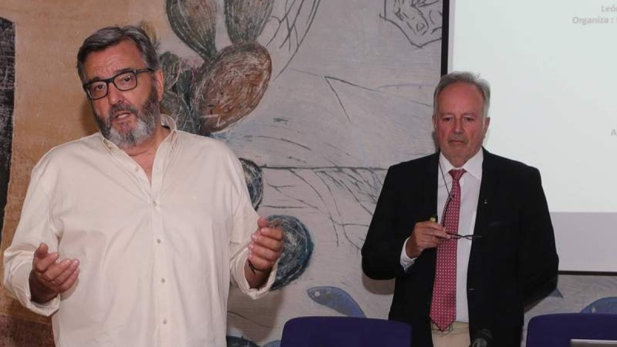 Marcelino Sión junto a Joaquín Espejo, ayer en la conferencia. RAMIRO