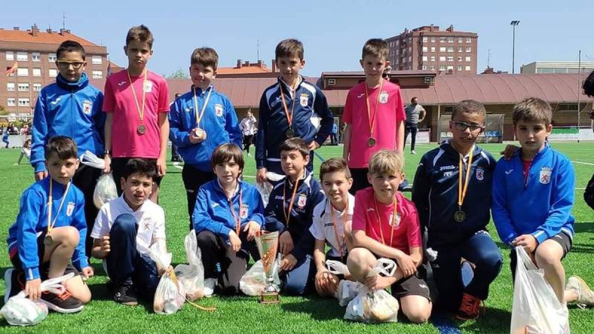 Equipo benjamín de la Peña que conquistó la medalla de bronce del Torneo de TSK Roces. DL