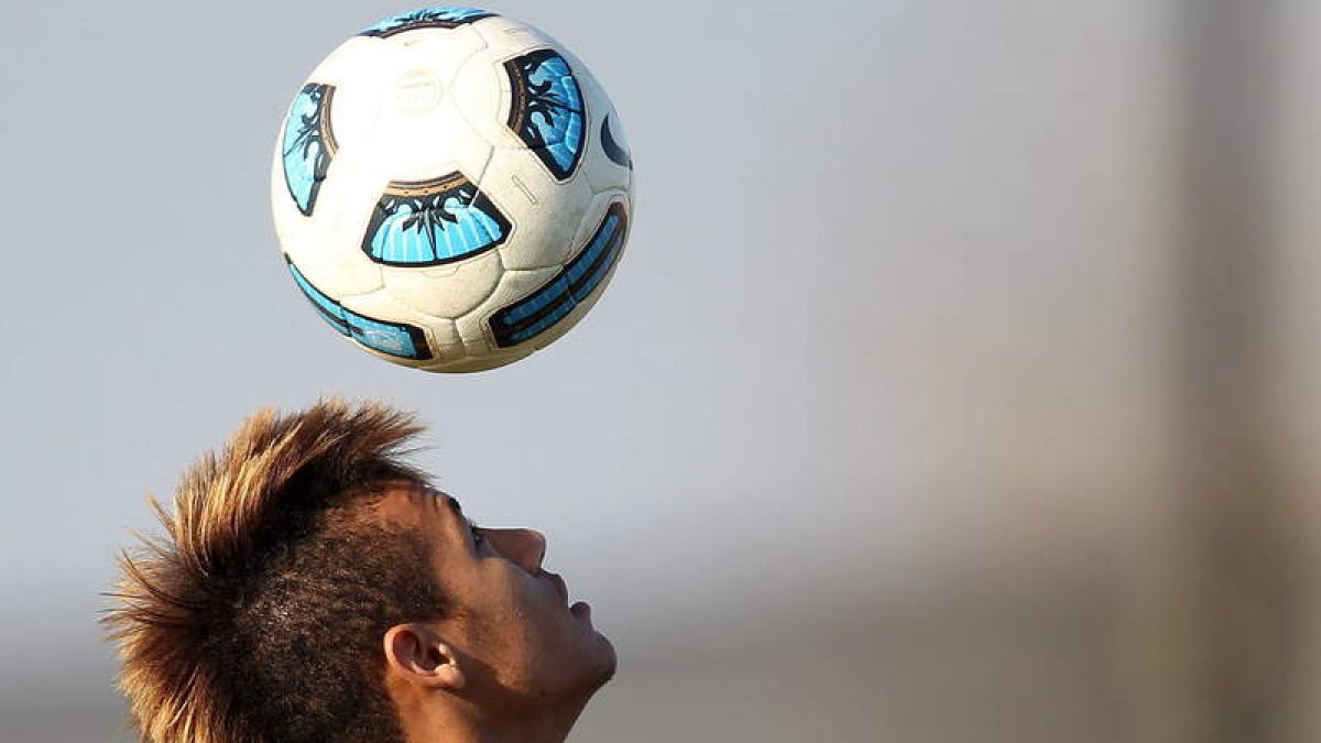 El delantero Neymar practica durante un entrenamiento de la selección brasileña.