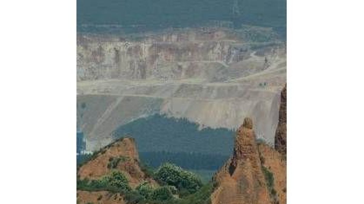 La cantera de Catisa entre dos picachos de Las Médulas